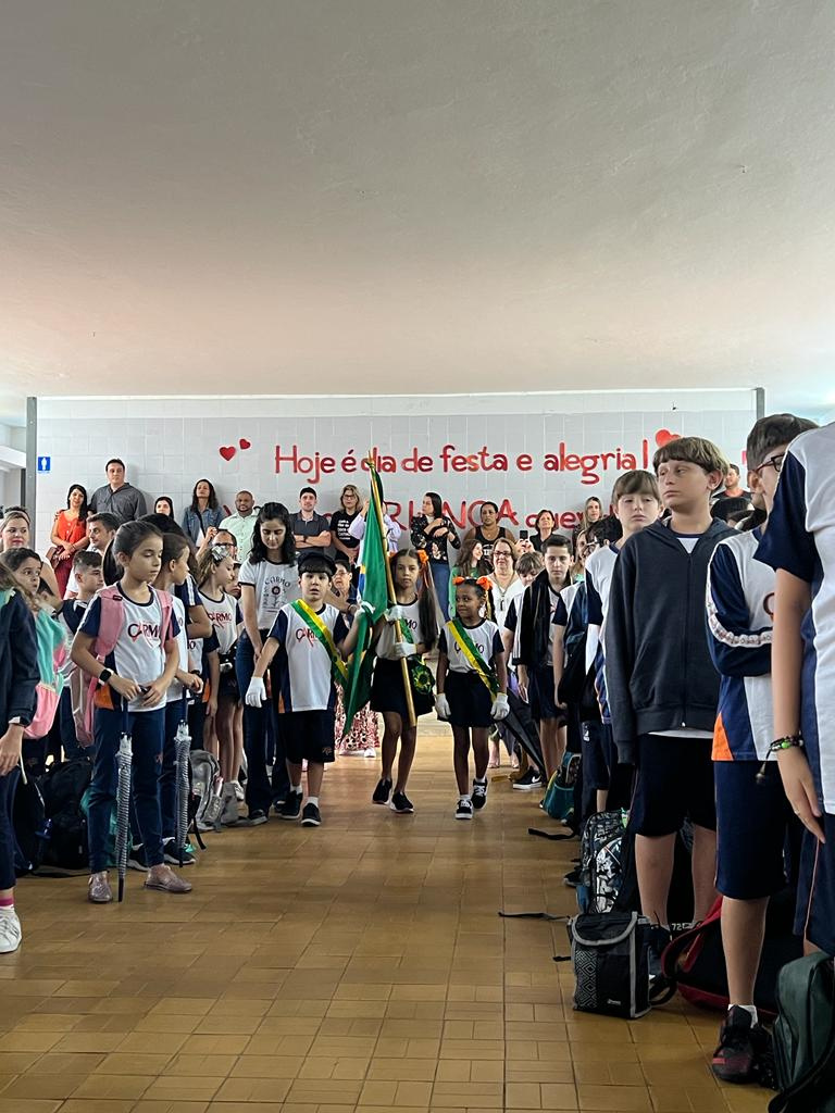 Colégio Carmo Turmas do 2º ano se apresentam em Momento Cívico